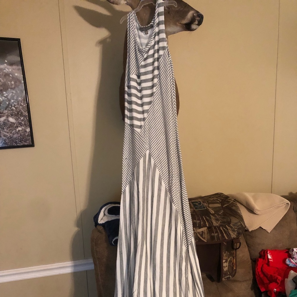 Maxi dress length is longer than the pic